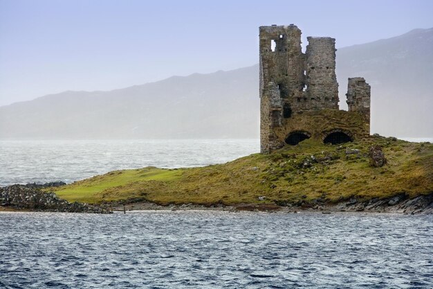 Фото Руины замка ардверк, озеро ассинт, шотландия