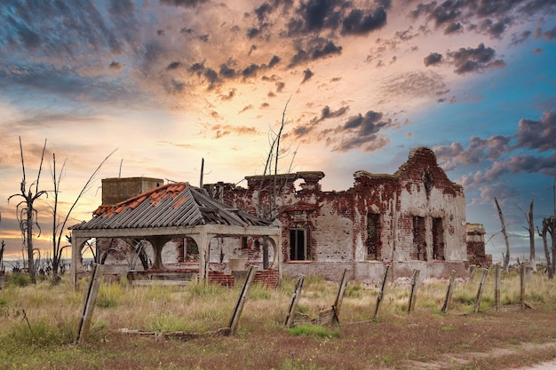 Фото Руины старых домов на озере экуэн