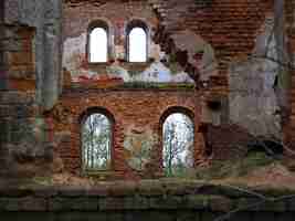 Photo the ruins of the old brick estate of the wrangel barons in the village of torosovo volosovsky distr