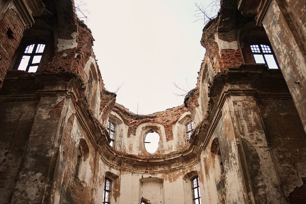 Foto rovine di una vecchia chiesa in rovina