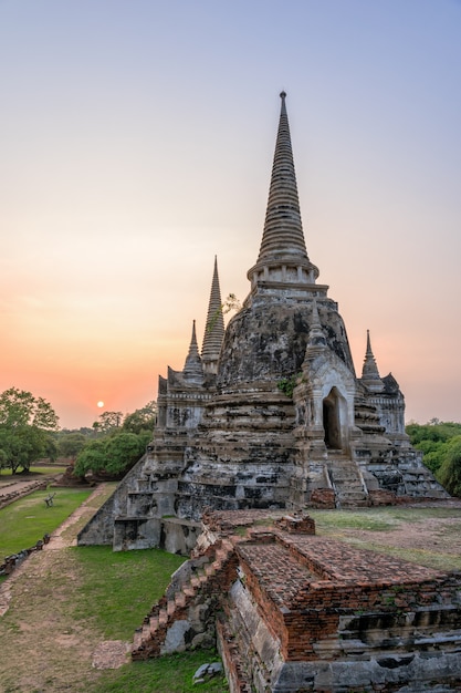Руины и пагода древней архитектуры старого храма Ват Пхра Си Санпхет известных достопримечательностей во время заката в историческом парке Пхра Накхон Си Аюттхая в провинции Аюттхая, Таиланд
