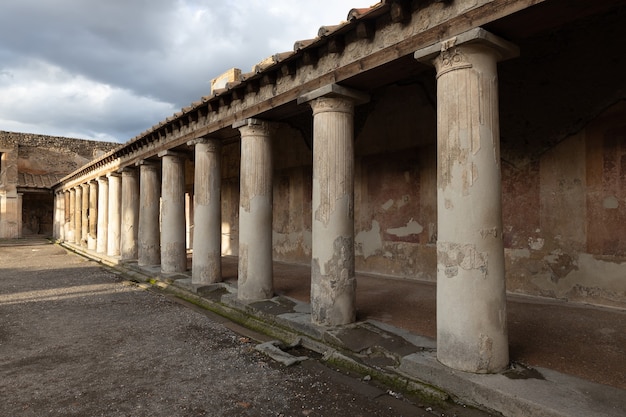 Foto rovine di un palazzo a pompei colonne del palazzo