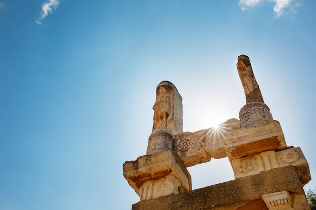 Руины и руины древнего города Эфес против голубого неба в Солнечный день.