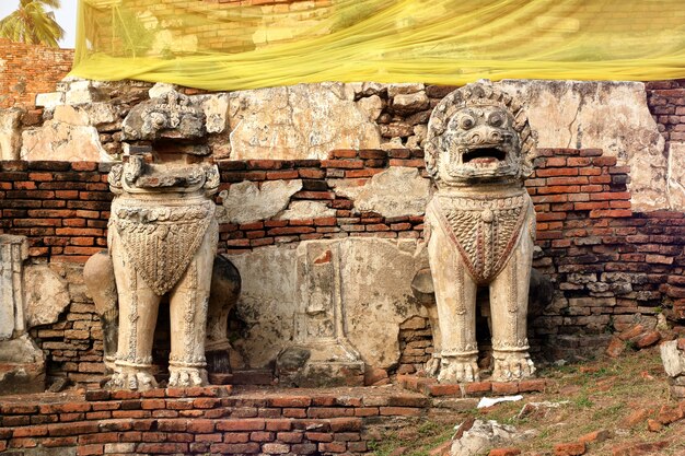 Photo ruins statue lion style cambodia around pagoda. in