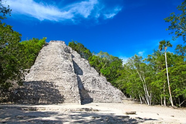 青い空の背景にある寺院の遺跡