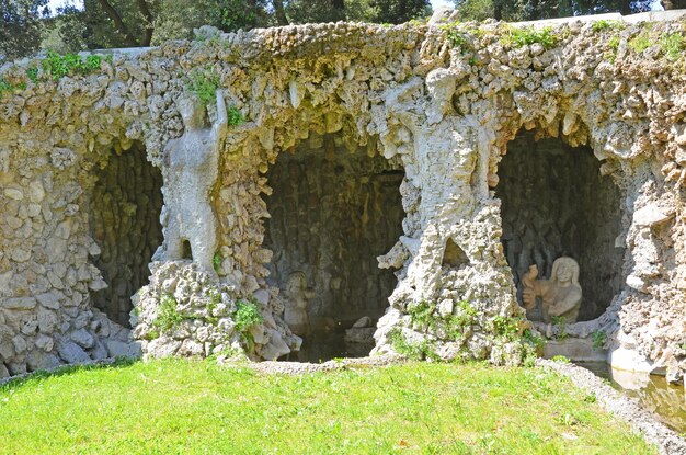 Foto i ruderi della villa pamphili sono in pietra