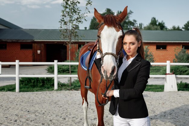 Ruiter elegante vrouw die haar paard buiten berijdt