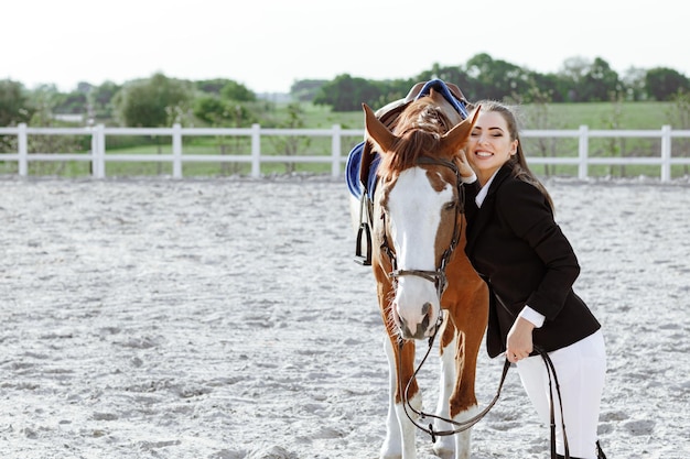 Ruiter elegante vrouw die haar paard buiten berijdt