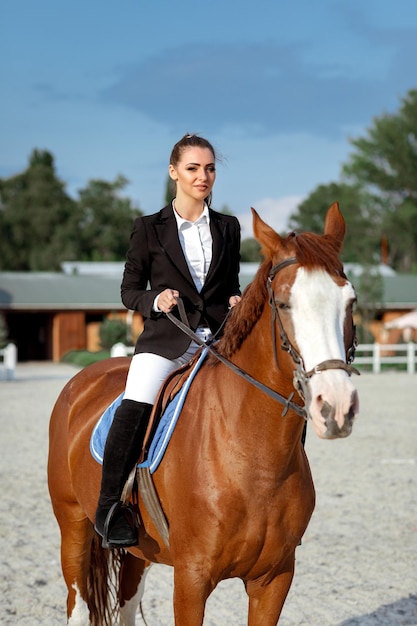 Ruiter elegante vrouw die haar paard buiten berijdt