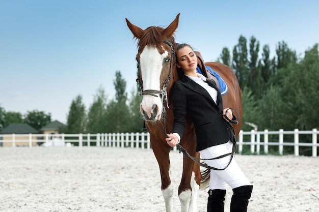 Ruiter elegante vrouw die haar paard buiten berijdt