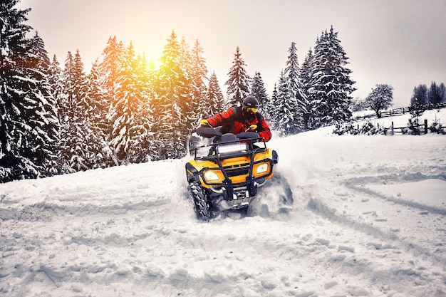 Ruiter rijden in de quadbike race in de winter in het bos