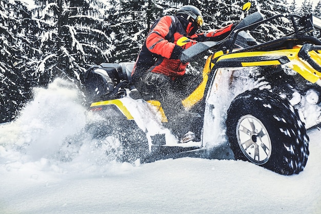 Ruiter rijden in de quadbike race in de winter in het bos