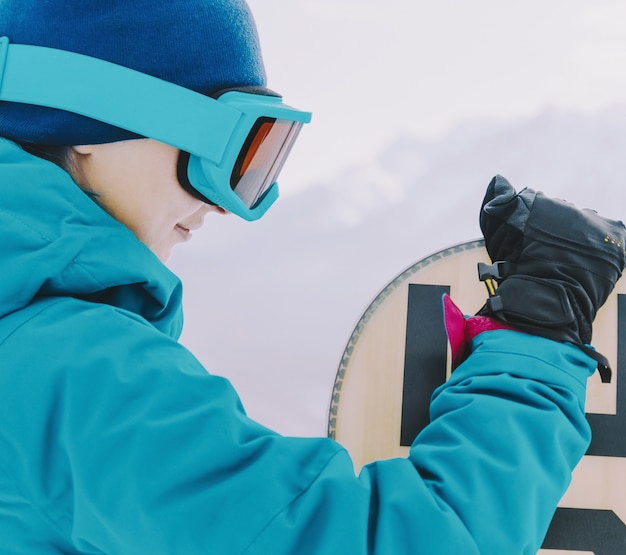 Ruitermeisje met snowboard in de winter