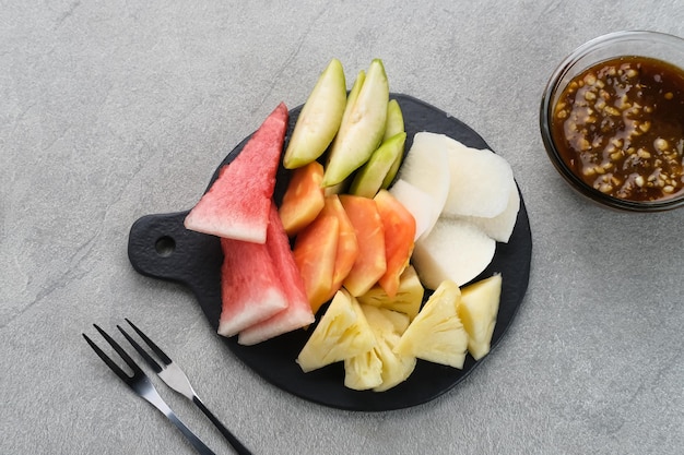 Rujak of lotis Indonesische traditionele fruitsalade gemaakt van een verscheidenheid aan vers fruit