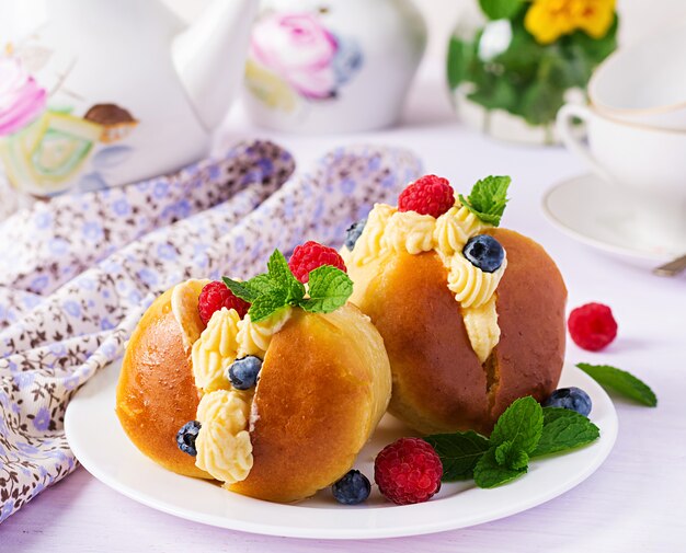 Rum baba пушкинская ул 8 фото French Rum Baba Full of Plants Recipe Vegan rum cake recipe, Vegan sweets, Veg