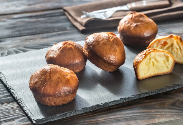 Rum baba op het bord