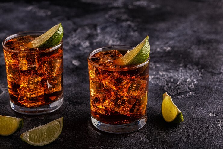 Photo rum and cola cuba libre cocktail with lime and ice