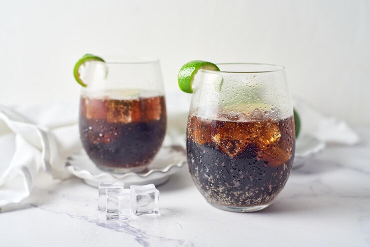 Photo ラムとコーラのキューバリブレとライムとアイスのカリブ海のカクテル