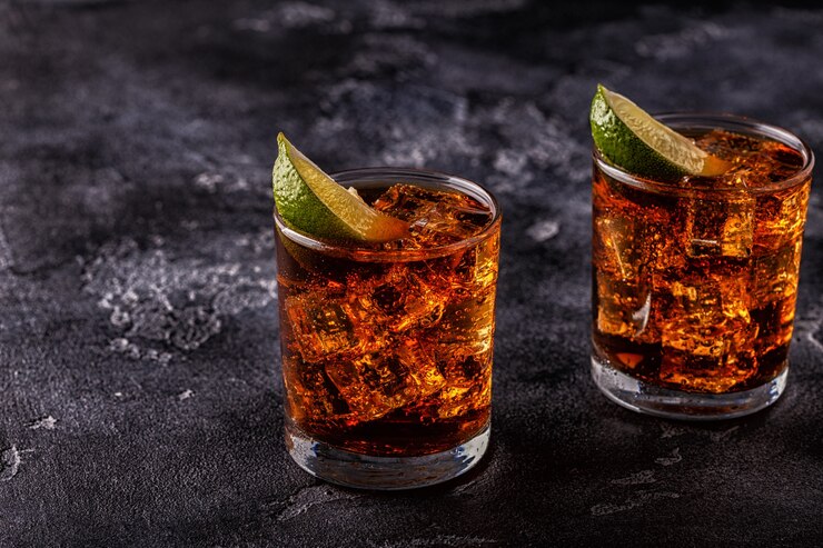 Photo rum cola cuba libre with lime and ice