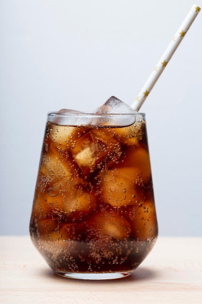 Rum met cola en ijs in een glazen close-up cola met ijszomerdrankje