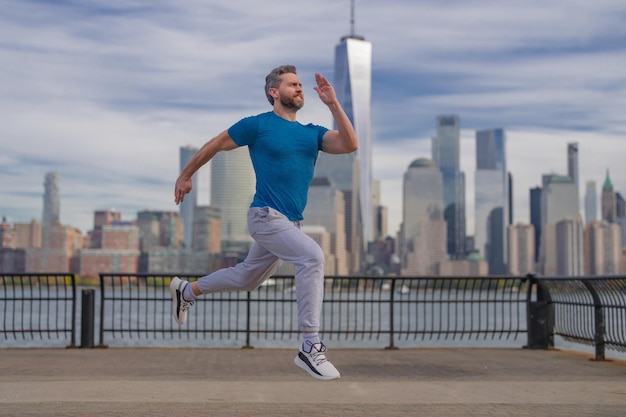 Run man loopt in New York City .