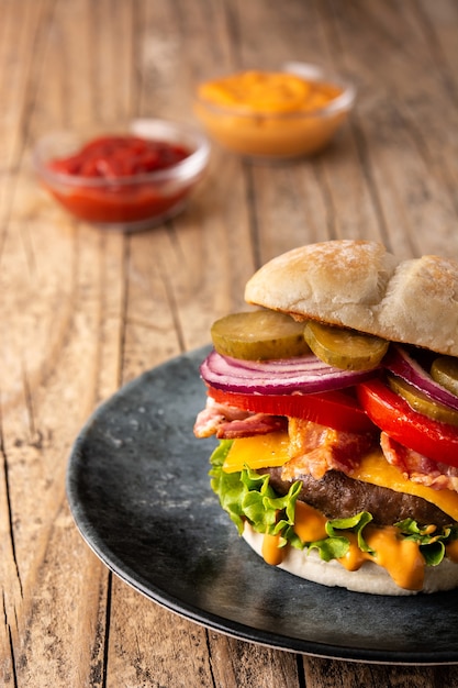 Runderburger met spek op houten tafel