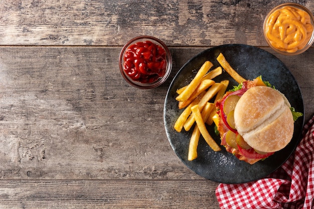 Runderburger met spek op rustieke houten tafel