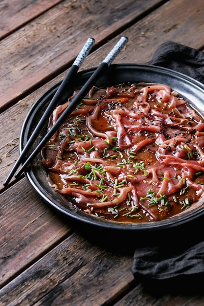 Foto rundercarpaccio in aziatische stijl