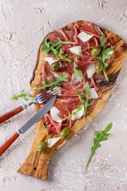 Rundercarpaccio met kappertjes