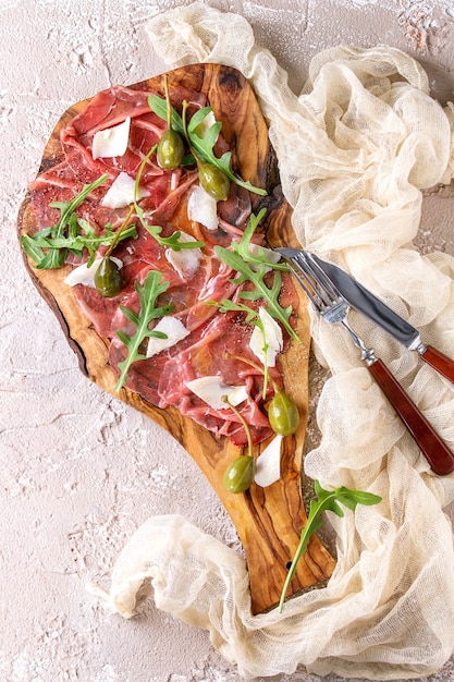 Rundercarpaccio met kappertjes