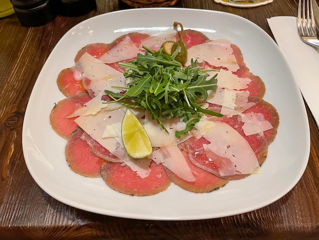 Rundercarpaccio met rucola en citroen