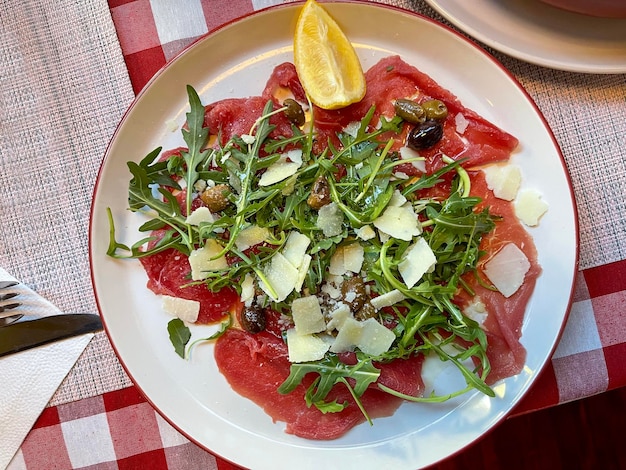 Rundercarpaccio met rucola en citroen