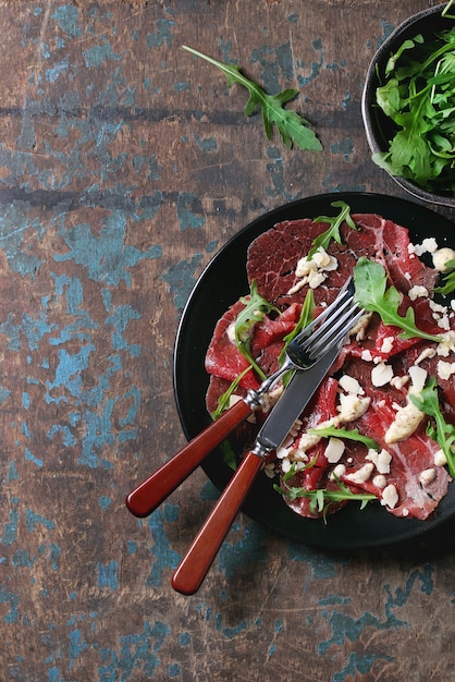 Rundercarpaccio met rucola en saus