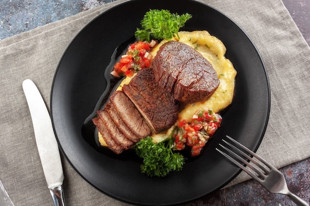 Rundermedaillons met tomatensalsa en romige polenta