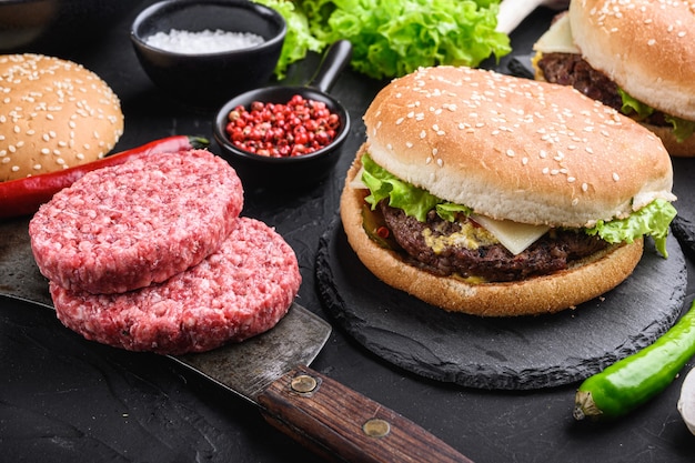 Rundersteaks voor zelfgemaakte hamburger op zwart