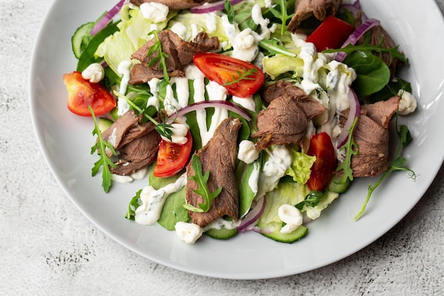 Rundertongsalade met verse groenten Eten serveren in een restaurant Foto voor het menu