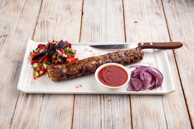 Runderworstjes met groentesalade en saus