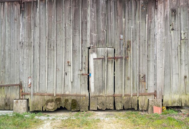 Старая разрушенная дверь амбара.