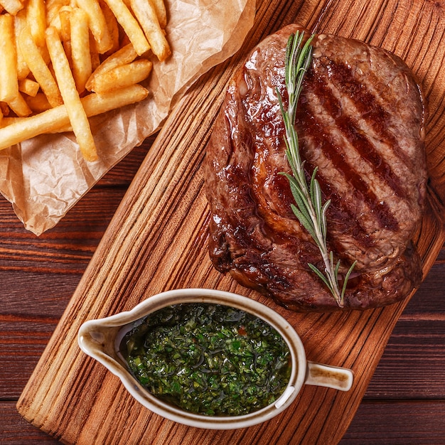 Rundvlees barbecue ribeye steak met chimichurri saus en frietjes