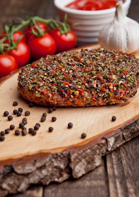 Rundvlees biefstuk met peper en tomaten op stenen bord