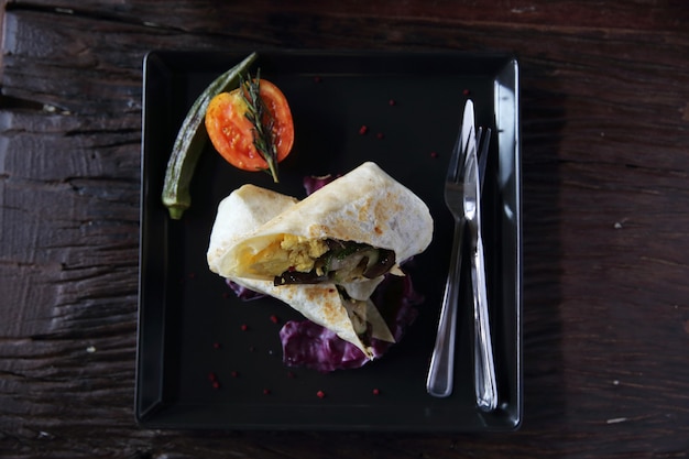 Rundvlees burrito's op hout achtergrond