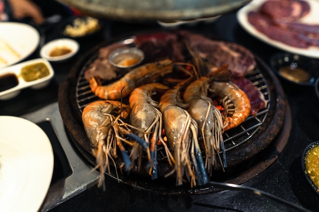 Rundvlees en garnalen op de grill in het restaurant