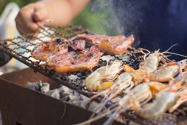 Rundvlees en garnalen op grill