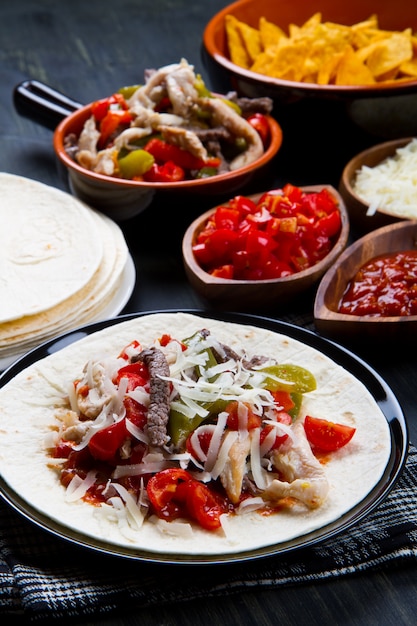 Rundvlees en kip Fajitas met kleurrijke paprika&#39;s in tortilla