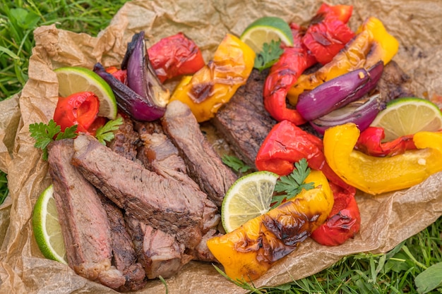 Rundvlees Fajitas met kleurrijke paprika op een tafel