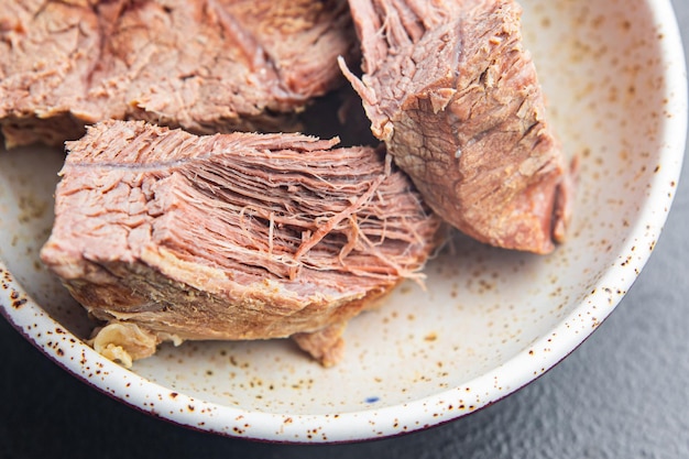 Rundvlees gekookt vlees plakje of kalfsvlees vers keto of paleodieet dieet gezonde maaltijd voedsel dieet snack