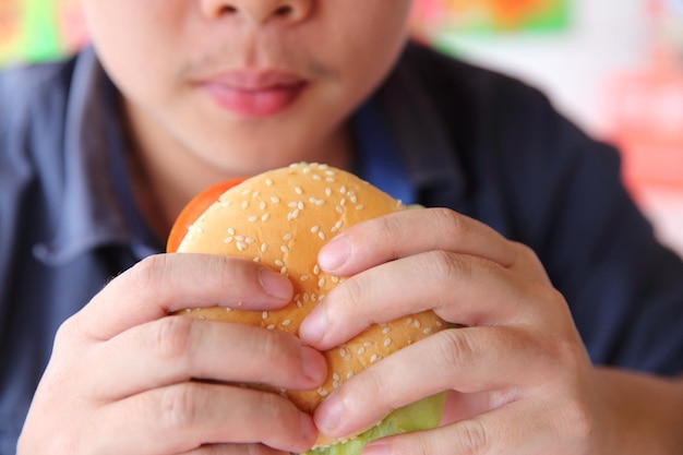 Rundvlees Hamburger eten op een man hand in close-up