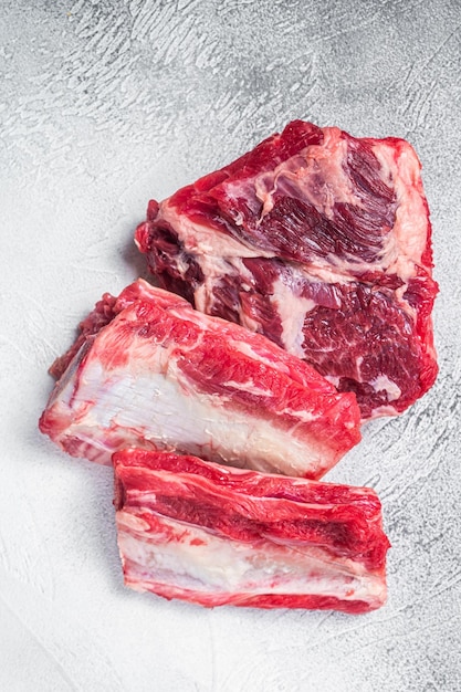 Rundvlees Short Ribs rauw vlees op keukentafel Witte achtergrond Bovenaanzicht