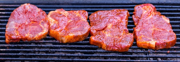 Rundvlees steaks op de grill met vlammen.