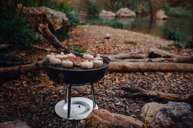 Rundvlees steaks op grill buiten in de buurt van rivier